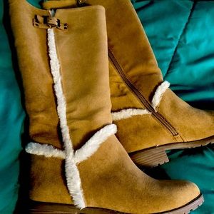 Big girls size 4 boots. Faux fur lined. New never worn.